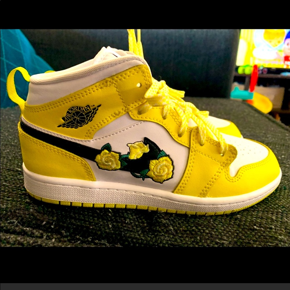 Jordan Dynamic Yellow Flower GS Size 3Y